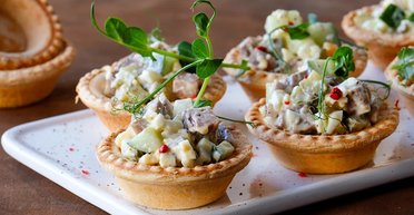 Меню на новогодний стол: три лучших салат для тарталеток