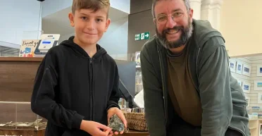 Странный камень оказался древним артефактом: что на самом деле нашел 6-летний мальчик на пляже (фото)