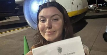 Навіть паспорт не віддали: туристку депортували одразу після прильоту в країну (фото)