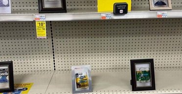 Ноу-хау в борьбе с кражами: в США на полках вместо товаров размещают их фото (фото)