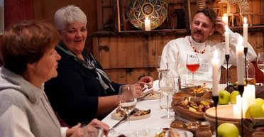 "Люблю їх": Євген Клопотенко показав рідкісні знімки з сім'єю з дитинства та юності