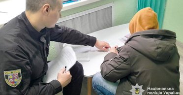 В Виннице объявили подозрение подростку, который нападает на девушек и режет им волосы