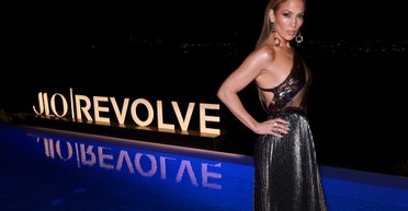 Дженніфер Лопес заспівала на вечірці в блискучій сукні (відео)