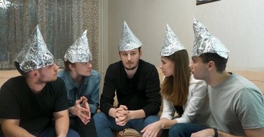 Наденьте шапочку из фольги и устраивайтесь поудобнее: 8 самых популярных теорий заговора (фото)
