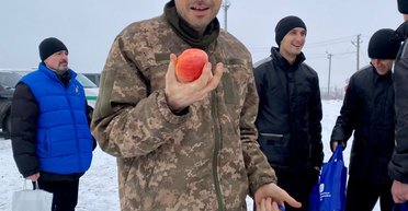 Як українців звільняють із полону. Історія Максима Колесникова — військового з яблуком
