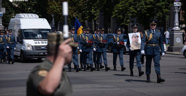 Відвів літак від міста: у Києві попрощалися із загиблим пілотом F-16 Максимом Устименком (відео)