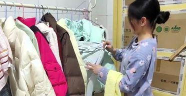 Жінка поселилась у туалеті на роботі, щоб не платити за оренду: як вона там живе (фото)