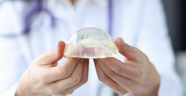 22 удари ножем: силіконові груди врятували жінку від смерті після нападу грабіжника