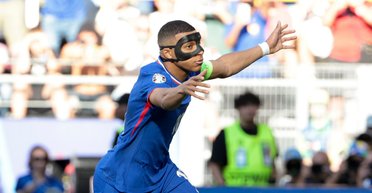 Звездный футболист Килиан Мбаппе пожаловался на свою "маску Бэтмена"