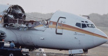 Стюардессу засосало в пустоту: пилоту удалось посадить самолет, у которого сорвало крышу (фото)