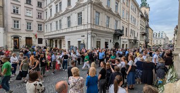 Прощание с Ириной Фарион: во Львове возле храма собираются люди (видео)