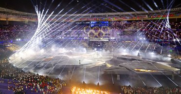 Закриття Олімпіади-2024: золотий мандрівник і політ Тома Круза (фото, відео)