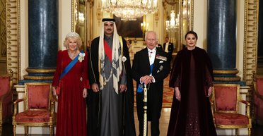 В ярком платье и сверкающей тиаре: королева Камилла посетила банкет в Букингемском дворце (фото)