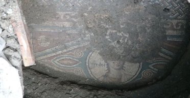 Указывает на что-то важное: археологи продолжают исследовать мозаику с незаконных раскопок (фото)