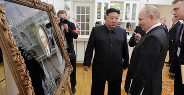 В обмен на лимузин и меч: Ким Чен Ын подарил Владимиру Путину гранитный портрет и пару собак