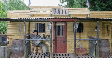 "Переміщається в часі": чоловік перетворив свій будинок і сад на ковбойське містечко (фото)