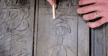 Старая дверь оказалась ценным артефактом: никто не ожидал таких результатов реставрации (фото)