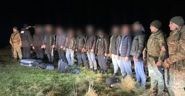 У Молдову за $5 тис.: десятьох чоловіків замість порома на Дністрі чекали прикордонники