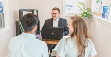 Вложиться в недвижимость или купить крипту? Эксперты рассказали, куда лучше инвестировать деньги