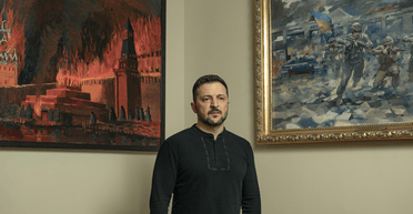 Кремль у вогні та українські воїни: що відомо про картини в кабінеті Зеленського (фото)