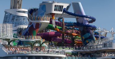 Самый большой в мире круизный лайнер вмещает целый город: 40 баров, 7 бассейнов и каток (фото)