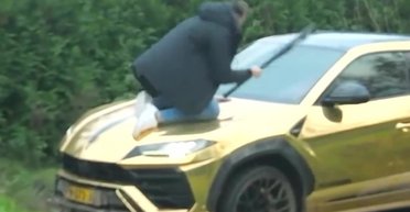 Ради просмотров в Instagram: блогер разбил битой стекло своего Lamborghini (видео)