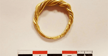 В Норвегии девушка случайно купила на аукционе золотое кольцо викингов (фото)