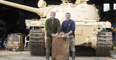 Мужчина купил старый российский танк и нашел внутри золотые слитки (фото)