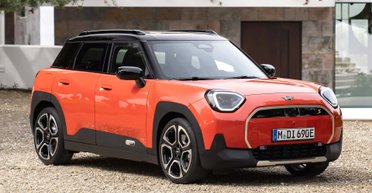 Стильный дизайн и запас хода 400 км: представлен компактный электрокроссовер Mini (фото)