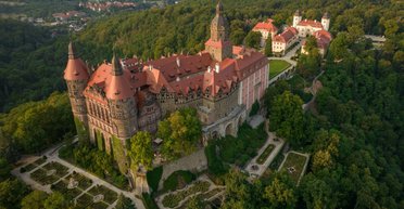 Золото нацистів і тунелі в нікуди: який замок у Польщі зберігає похмурі секрети (відео)