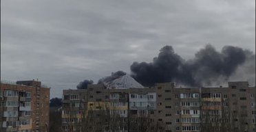 В оккупированной Макеевке прогремели взрывы: под обстрел попала нефтебаза РФ, — соцсети (видео)