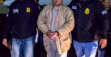 Подает в суд на тюрьму и флиртует с переводчицей: как живет знаменитый наркобарон Эль Чапо