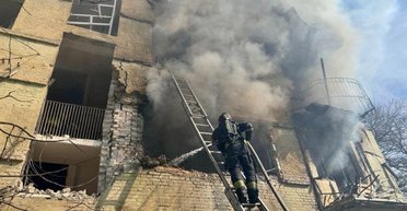 "Шахед" РФ врезался в многоэтажку в Днепре: вынесло стены, есть пострадавшие (видео)