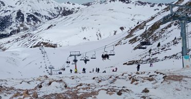На горнолыжном курорте в Испании упал подъемник: есть пострадавшие (видео)
