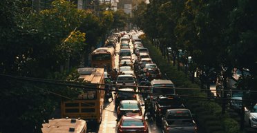 Ніхто не знає чому: мовчазний чоловік понад десять років блокує рух у місті