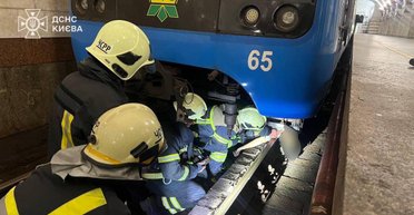 В Киеве женщина упала под вагон метро: ее тело доставали спасатели (фото)