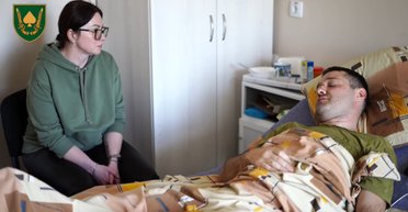 Опинилися в епіцентрі удару: у ЗСУ розповіли про бійців, які врятували жінку в Сумах (відео)