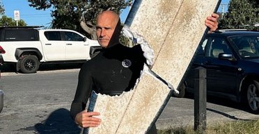 Надеялся на легкую добычу: морской хищник напал на человека прямо у берега (видео)