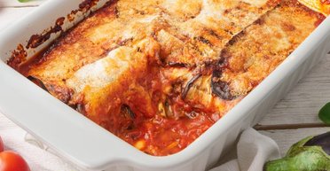 Запеченные с сыром баклажаны: рецепт вкусного сезонного блюда