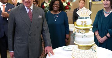 Королю Чарльзу III піднесли розкішний торт на 75-річчя (фото)