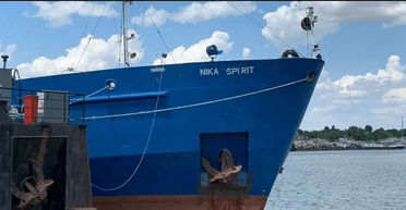 Україна продала танкер РФ, який блокував Керченську протоку (фото)