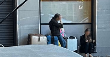 "Персонал до нас добре ставиться": мати і донька три місяці "живуть" у McDonald's (фото)