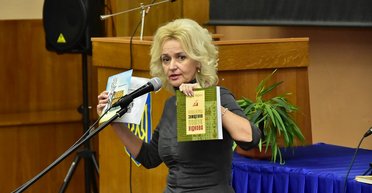 В Киеве можно купить автограф Фарион: стоит дороже, чем подпись Залужного и Кардашьян