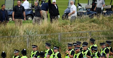 Мини-"Зверь": Трампа, который жульничал в гольф в Шотландии, охраняло оригинальное авто