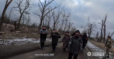 "Маму убили, а нас тащили по земле": жители Авдеевки рассказали, как выбираются из города (видео)