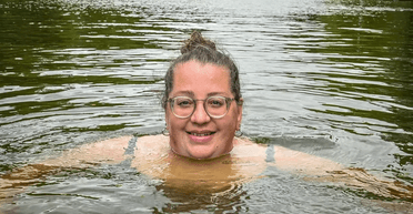 Жінка, якій прописали плавання в холодній воді, каже, що це врятувало їй життя