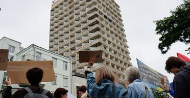 Під Верховною Радою зібрався мітинг: кияни зустріли криками нардепку Безуглу (фото, відео)