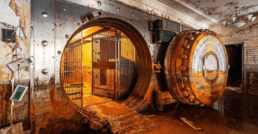 "Це цілковите божевілля": дослідник знайшов пачки грошей в покинутому банку (відео)