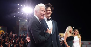 Річард Гір вийшов на червону доріжку зі своїм дорослим сином: який він має вигляд (фото)