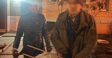 "Никаких пособий": в Киеве мужчины просили деньги, выдавая себя за ветеранов (видео)